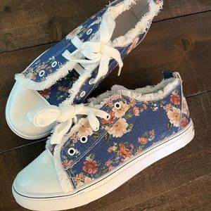 New W/O tags cute shoes tennis flats size 7.5